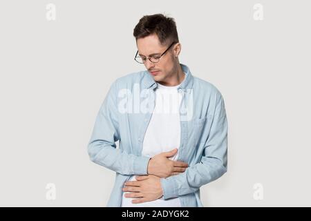 Sick tausendjährigen Kerl in Gläser Leiden von Magenschmerzen. Stockfoto