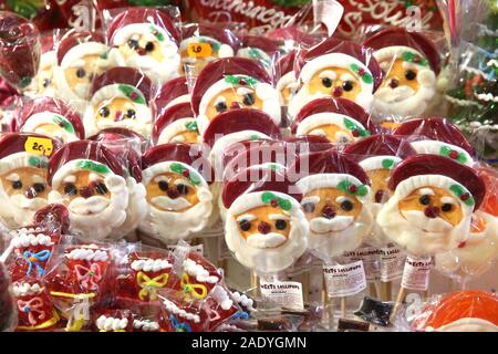 Krakau, Polen. 5 Dez, 2019. Weihnachtsschmuck und Süßigkeiten auf dem Weihnachtsmarkt. Weihnachtsbeleuchtung erschien in Krakau und der Weihnachtsmarkt begann als tausende Lichter jede Nacht auf den wichtigsten Straßen und Plätze der Stadt leuchten. Die Dekorationen wurden für die Altstadt vorbereitet, auch auf dem Hauptplatz, einem riesigen Weihnachtsbaum gesetzt wurde. Credit: Damian Klamka/ZUMA Draht/Alamy leben Nachrichten Stockfoto