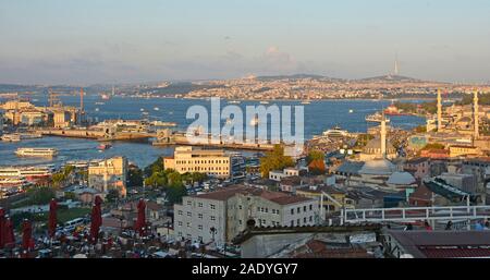 Istanbul, Türkei - 7. September 2019. Ein Panorama von Istanbul aus in der Nähe der Süleymaniye Moschee in Eminönü und Fatih genommen. Es zeigt den Blick über das B Stockfoto