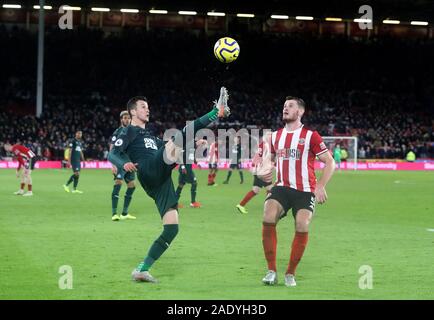 Newcastle United Javier Manquillo und Sheffield United Jack O'Connell während der Premier League Match an der Bramall Lane, Sheffield. Stockfoto