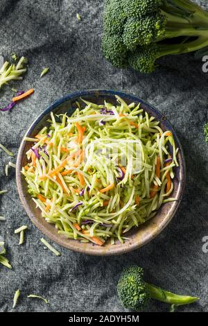 Raw Organic zerkleinertem Brokkoli Slaw bereit zu Essen Stockfoto