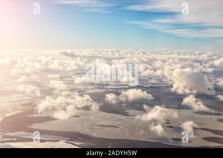 Antenne mit Panoramablick auf die Landschaft der Erde mit gefrorenen See und Feld. Cloudscape Skyline Foto aus Flugzeug Landung in österreichische Flughafen. Blue Sky auf Stockfoto