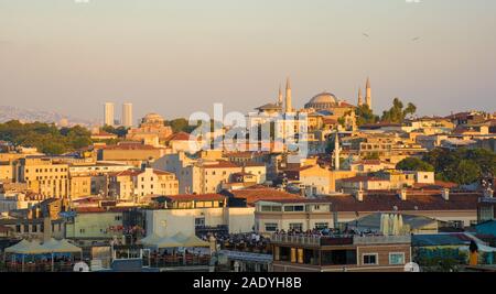 Istanbul, Türkei - 7. September 2019. Ein Panorama von Istanbul in der späten Nachmittagssonne ab in der Nähe der Süleymaniye Moschee in Eminönü und Fatih looki genommen Stockfoto