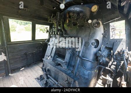 Alte Lokomotive auf Anzeige in ein Museum in einem Dorf in Rumänien an einem sonnigen Tag Stockfoto