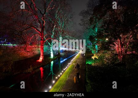 Eltham, London, UK. 5 Dez, 2019. Besucher folgen einer Spur um Eltham Palace in Eltham, South-East London am ersten Abend der "Verzauberte Eltham Palace" Weihnachtsbeleuchtung. Credit: London pix/Alamy leben Nachrichten Stockfoto