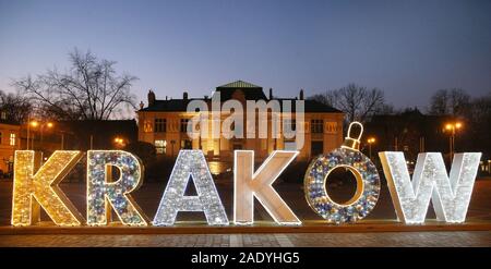 Krakau, Polen. 5 Dez, 2019. Krakau Zeichen gesehen beleuchtet. Weihnachtsbeleuchtung erschien in Krakau und der Weihnachtsmarkt begann als tausende Lichter jede Nacht auf den wichtigsten Straßen und Plätze der Stadt leuchten. Die Dekorationen wurden für die Altstadt vorbereitet, auch auf dem Hauptplatz, einem riesigen Weihnachtsbaum gesetzt wurde. Credit: Damian Klamka/ZUMA Draht/Alamy leben Nachrichten Stockfoto