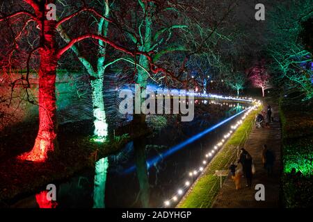 Eltham, London, UK. 5 Dez, 2019. Besucher folgen einer Spur um Eltham Palace in Eltham, South-East London am ersten Abend der "Verzauberte Eltham Palace" Weihnachtsbeleuchtung. Credit: London pix/Alamy leben Nachrichten Stockfoto