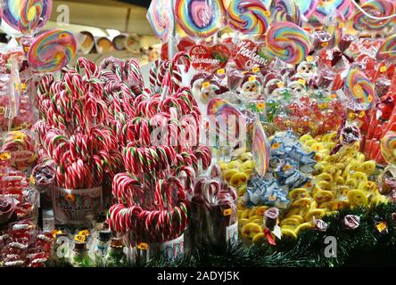 Krakau, Polen. 5 Dez, 2019. Weihnachtsschmuck und Süßigkeiten auf dem Weihnachtsmarkt. Weihnachtsbeleuchtung erschien in Krakau und der Weihnachtsmarkt begann als tausende Lichter jede Nacht auf den wichtigsten Straßen und Plätze der Stadt leuchten. Die Dekorationen wurden für die Altstadt vorbereitet, auch auf dem Hauptplatz, einem riesigen Weihnachtsbaum gesetzt wurde. Credit: Damian Klamka/ZUMA Draht/Alamy leben Nachrichten Stockfoto