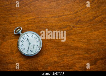 Die Altstadt sehr abgenutzt Monarch Männer Taschenuhr auf antiken Desktop, Calif Watch von Joseph Fahys & Co. Uhrmacher. Foto geschossen in Castle Rock Colorado USA. Stockfoto