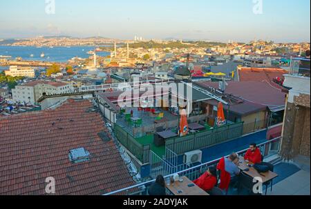 Istanbul, Türkei - 7. September 2019. Kunden in eine Bar auf der Dachterrasse einen atemberaubenden Panoramablick auf Istanbul ab in der Nähe der Süleymaniye Moschee in Eminönü und Fatih genießen Stockfoto