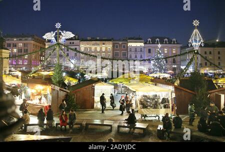 Krakau, Polen. 5 Dez, 2019. Weihnachtsbaum am Hauptplatz gesehen. Weihnachtsbeleuchtung erschien in Krakau und der Weihnachtsmarkt begann als tausende Lichter jede Nacht auf den wichtigsten Straßen und Plätze der Stadt leuchten. Die Dekorationen wurden für die Altstadt vorbereitet, auch auf dem Hauptplatz, einem riesigen Weihnachtsbaum gesetzt wurde. Credit: Damian Klamka/ZUMA Draht/Alamy leben Nachrichten Stockfoto