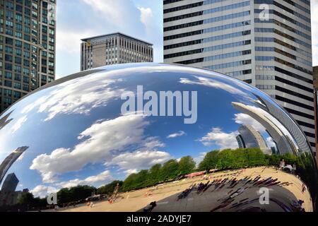 Chicago, Illinois, USA. Cloud Gate (auch als Bohne und die Gartenbohne) Skulptur, die im Millennium Park befindet, bekannt. Stockfoto