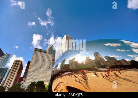 Chicago, Illinois, USA. Cloud Gate (auch als Bohne und die Gartenbohne) Skulptur, die im Millennium Park in der Innenstadt von Chicago befindet, bekannt. Stockfoto
