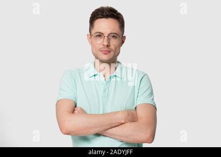 Portrait des jungen Mannes in Brillen Stehen mit gekreuzten Händen. Stockfoto
