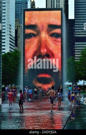 Chicago, Illinois, USA. Kinder spielen eine Abkühlen am Crown Fountain in Chicago, Millennium Park an einem heißen Sommertag. Stockfoto