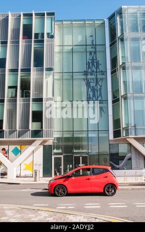 Municiple Gebäude Blackpool Borough Council eine moderne Glasfassade mit Turm Logo auf der Glasfront mit einem roten Auto vorbei vor. Stockfoto