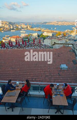 Istanbul, Türkei - 7. September 2019. Kunden in eine Bar auf der Dachterrasse einen atemberaubenden Panoramablick auf Istanbul ab in der Nähe der Süleymaniye Moschee in Eminönü und Fatih genießen Stockfoto