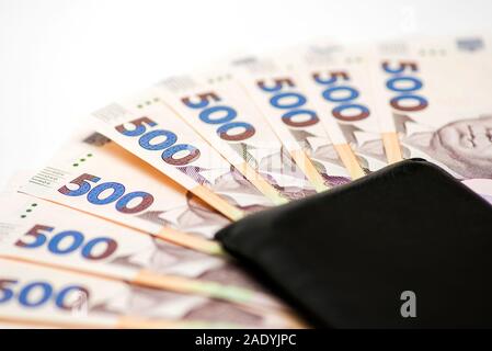 Ukrainische Griwna Rechnungen im Portemonnaie. Geld Hintergrund, ukrainische Griwna auf hellen Hintergrund mit einem schwarzen Mappe, die Währung der Ukraine. Stockfoto