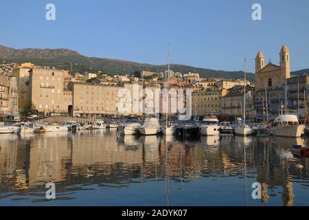 Blick auf St. Jean Baptiste Kathedrale und der alte Hafen von Bastia, zweitgrößte Stadt Korsikas und der Einstieg in die Insel Stockfoto