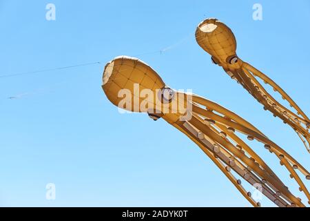 Zwei squid oder Octopus geformte Tan braun gefärbte Kites mit großen Augen, lange Tentakel und Sauger vor blauem Himmel im Sommer mit Kopie Raum Stockfoto