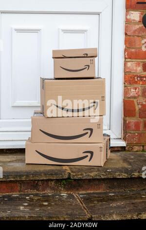 Stapel von Amazon Prime Kästchen links auf einer Türschwelle Stockfoto
