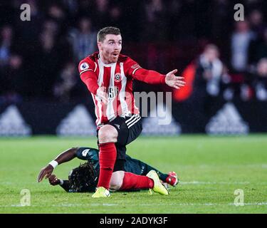 Bramall Lane, Sheffield, Yorkshire, UK. 5 Dez, 2019. Fußball der englischen Premier League, Sheffield United gegen Newcastle United; John Fleck von Sheffield United plädiert, um seine Unschuld zu der Schiedsrichter, nachdem er Fouls Christian Atsu von Newcastle United - Streng redaktionelle Verwendung. Keine Verwendung mit nicht autorisierten Audio-, Video-, Daten-, Spielpläne, Verein/liga Logos oder "live" Dienstleistungen. On-line-in-Match mit 120 Bildern beschränkt, kein Video-Emulation. Keine Verwendung in Wetten, Spiele oder einzelne Verein/Liga/player Publikationen Quelle: Aktion plus Sport/Alamy leben Nachrichten Stockfoto