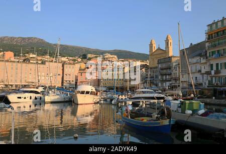 Blick auf St. Jean Baptiste Kathedrale und der alte Hafen von Bastia, zweitgrößte Stadt Korsikas und der Einstieg in die Insel Stockfoto