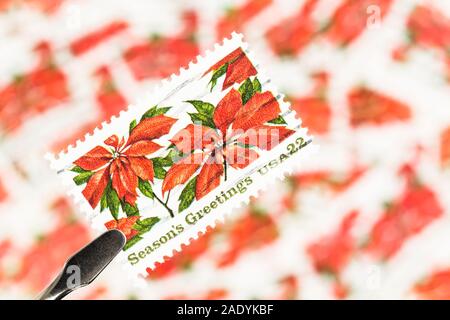 SEATTLE, Washington - November 28, 2019: selektive Fokus auf Weihnachten Stempel der Weihnachtsstern mit unscharfen Porto Hintergrund. Scott #2166. Stockfoto