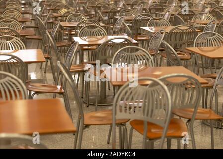 Tische und Stühle. Esszimmer Vor dem Öffnen. Möbel für Cafés. Crocus-Expo Stockfoto