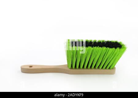 Grüne Reinigung Besen auf weißem Hintergrund Stockfoto