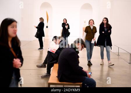 Besucher die Galerien des Philadelphia Museum of Art, in Philadelphia, PA am 10. November 2019 zu erkunden. Stockfoto