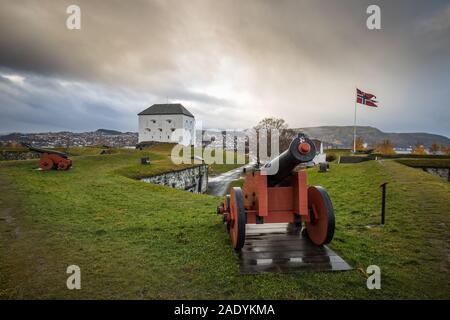 Touristische Attraktion und Musem Kristiansten Festning - alte Festung auf dem Hügel über der Stadt. Trondheim in Norwegen, herbstliche Farben und Licht. Stockfoto