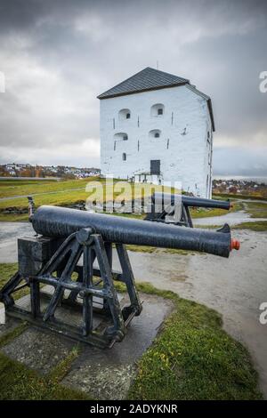 Touristische Attraktion und Musem Kristiansten Festning - alte Festung auf dem Hügel über der Stadt. Trondheim in Norwegen, herbstliche Farben und Licht. Stockfoto