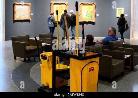 Besucher die Galerien des Philadelphia Museum of Art, in Philadelphia, PA am 10. November 2019 zu erkunden. Stockfoto