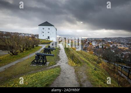 Touristische Attraktion und Musem Kristiansten Festning - alte Festung auf dem Hügel über der Stadt. Trondheim in Norwegen, herbstliche Farben und Licht. Stockfoto