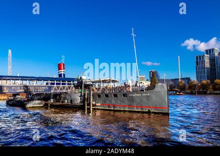 Tattershall Schloss - schwimmende Kneipe auf einem Boot auf der Themse, London, UK Stockfoto