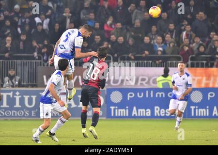 Cagliari, Italien, 05. Dez 2019 nahitan nandez von Cagliari Calcio, Julian chabot von sampdoria während Cagliari vs Sampdoria - Italienische TIM Cup Meisterschaft - Credit: LPS/Luigi Canu/Alamy leben Nachrichten Stockfoto