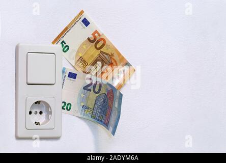 Lichtschalter mit Sockel und Euro-banknoten auf weiße Wand, kopieren Raum Stockfoto