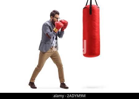 Volle Länge Profil Schoß eines Mannes Stanzen einen Beutel mit Boxhandschuhen auf weißem Hintergrund Stockfoto