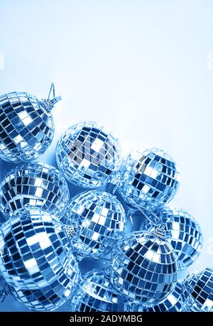 Blaue Farbe Inschrift 2020. Kreative Muster von Silber Disco Bälle für die Dekoration Party auf Pastell-blaue Farbverlauf Hintergrund. Winter Silvester Party urlaub Konzept. top Aussicht, flach. Stockfoto