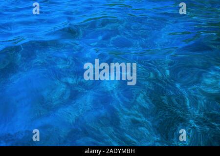 Blaue Farbe Inschrift 2020. Farbverlauf Farben Palette. Klares Wasser Oberfläche mit Wasser spritzt in trendigen Blau. Stockfoto