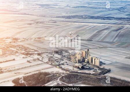 Antenne Landschaft Blick aus dem Flugzeug von industriellen Zement mischen und produzierenden Fabrik oder bionergy Raffinerie Werk. Industrie facility Hintergrund Stockfoto