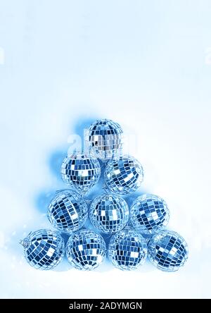 Blaue Farbe Inschrift 2020. Kreative Muster von Silber Disco Bälle für die Dekoration Party auf Pastell-blaue Farbverlauf Hintergrund. Winter Silvester Party urlaub Konzept. top Aussicht, flach. Stockfoto