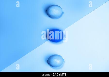 Blaue Farbe Inschrift 2020. Kreative Muster aus Zitronen auf Pastell blau trendige Hintergrund. Stockfoto