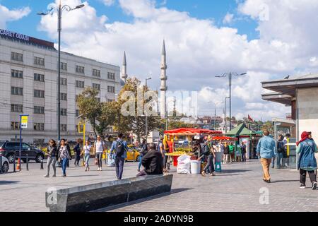 Ein Anbieter verkauft frisch gekochte Maiskolben auf der Straße vor der Galata Brücke als lokale Türken in Istanbul, Türkei. Stockfoto