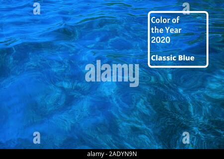 Blaue Farbe Inschrift 2020. Farbverlauf Farben Palette. Klares Wasser Oberfläche mit Wasser spritzt in trendigen Blau. Stockfoto