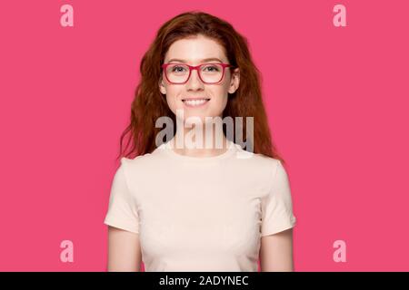 Lächelnd glückliche junge rothaarige Frau in Brillen Kopf geschossen Portrait. Stockfoto