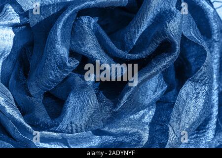 Blaue Farbe Inschrift 2020. Blauer Seide Texturen. Geschenk Konzept. Stockfoto