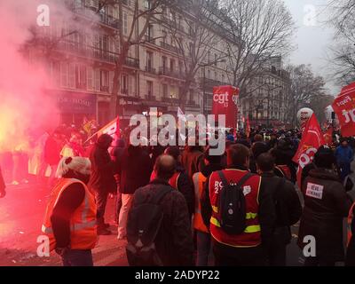 Paris, Frankreich. 5 Dez, 2019. Demonstranten nehmen an einem Streik in Frankreich Paris, Frankreich, Dez. 5, 2019. Bahnhof und U-Bahnhof menschenleer sind, Schulen geschlossen und viele Flugzeuge in französischen Städten am Donnerstag geerdet als Gewerkschaften des Landes einen landesweiten Streik zu zwingen, Präsident Emmanuel Längestrich die Rentenreform zu verlassen inszeniert. Credit: Han Yu/Xinhua/Alamy leben Nachrichten Stockfoto