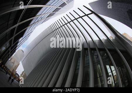 New York City, NY - November 19, 2019: unbekannte Menschen zu Fuß durch die Westfield Mall Eingang im Financial District in Manhattan New York Cit Stockfoto